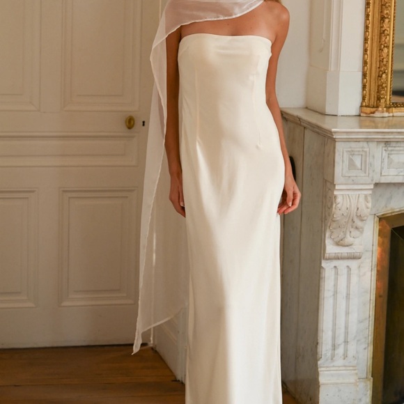 Chic Strapless Cream Dress - Picture 2 of 3